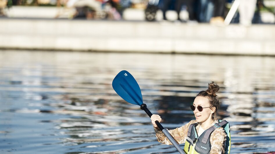 Eine Person paddelt in einem Kajak am Stadtstrand in Graz. | © Stefan Leitner