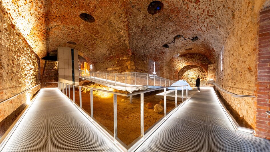 Ein modernes Museum im Gewölbe mit einer Metallrampe. | © Graz Tourismus - Harry Schiffer