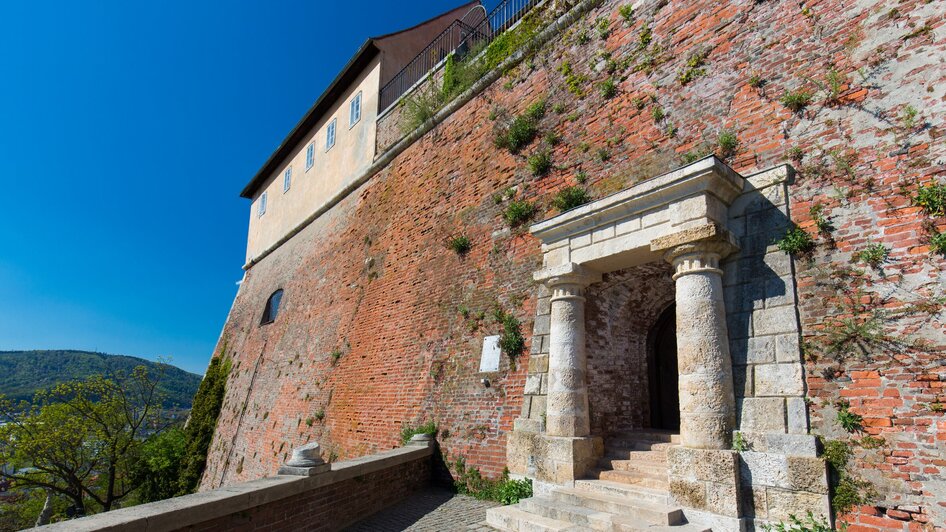 Das Ägyptische Tor am Grazer Schlossberg mit Stufen und Säulen. | © Graz Tourismus - Harry Schiffer
