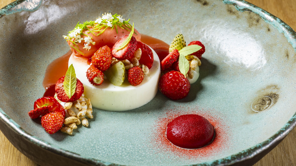 Köstliches Dessert mit Panna Cotta, Erdbeeren und Fruchtsoße. | © Paul Stajan
