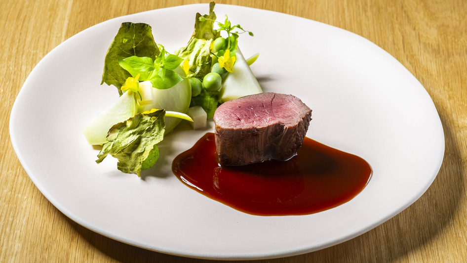 Saftiges Fleisch mit Beilagen auf elegantem Teller. | © Paul Stajan