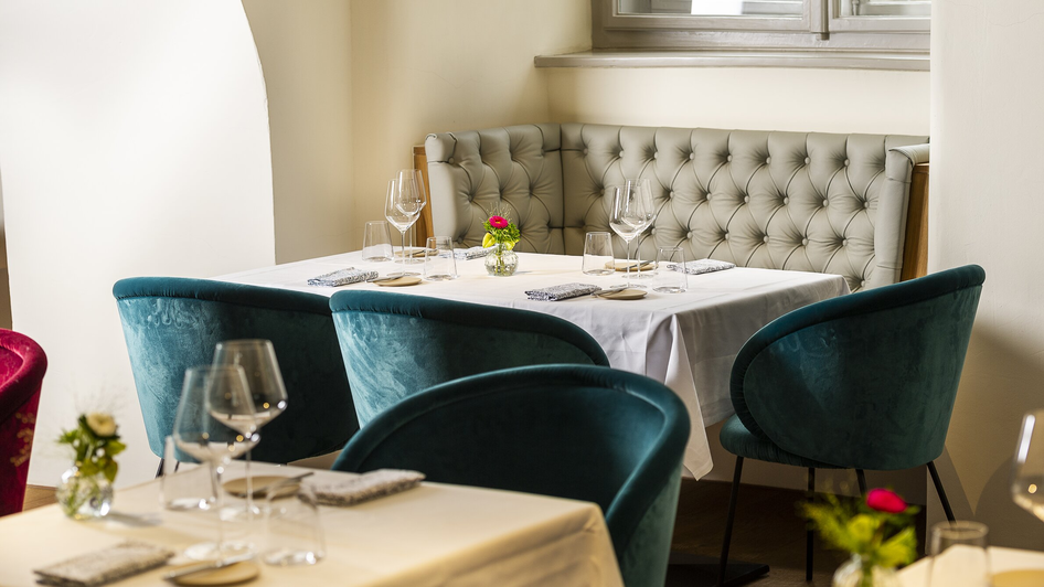 Eleganter Restaurantbereich mit stilvollen Tischen und Stühlen. | © Paul Stajan