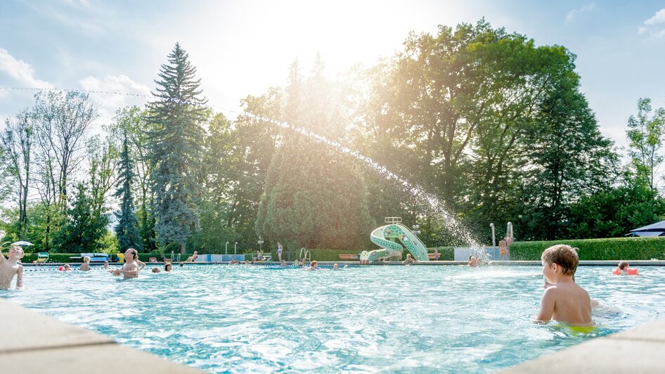 Blick ins Stukitzbad in Graz mit vielen Badegästen und einem Wasserrutschenbecken. | © Holding Graz - Joel Kernasenko