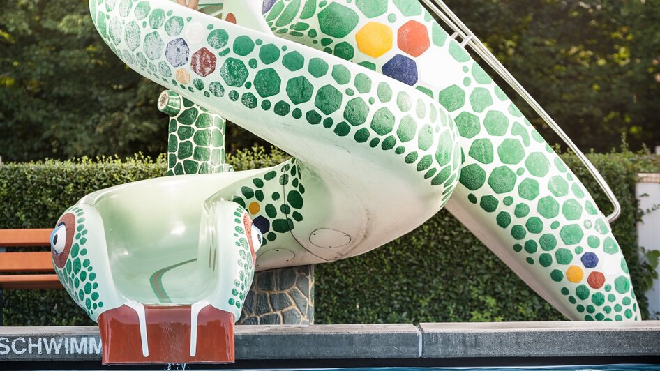 Ein Kind auf einer bunten Rutsche im Stukitzbad Graz. | © Holding Graz - Joel Kernasenko