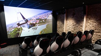 Das Erlebniskino in Graz mit einer großen Leinwand und speziellen Sitzen. | © Dieselkino