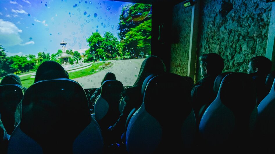 Besucher im 4D-Kino erleben eine immersive Filmvorführung. | © Region Graz - Mias Photoart