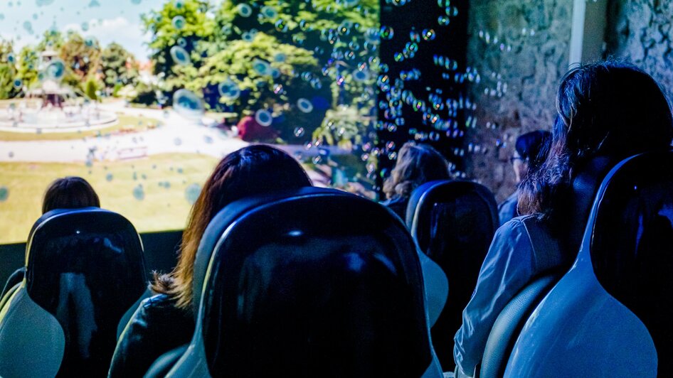 Besucher im 4D-Kino mit beeindruckenden Spezialeffekten. | © Region Graz - Mias Photoart