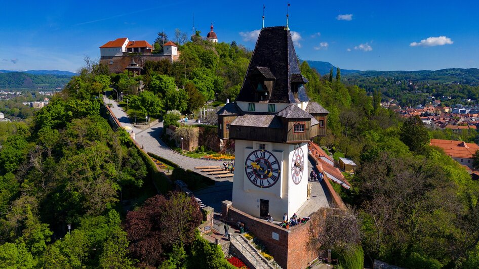Der Grazer Uhrturm steht majestätisch auf dem Schlossberg. | © Graz Tourismus - Harry Schiffer