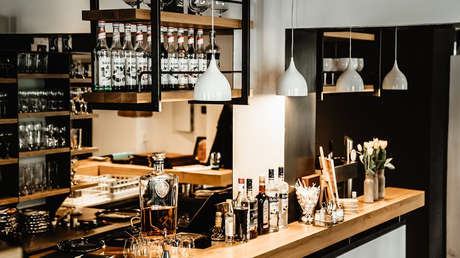 Barbereich im Wirtshaus Thorbauer mit verschiedenen Getränken. | © Julian Wallner