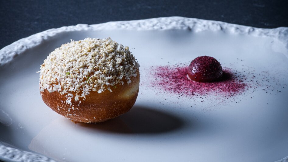 Ein kunstvoll angerichtetes Dessert auf einem weißen Teller. | © Jürgen Schmücking