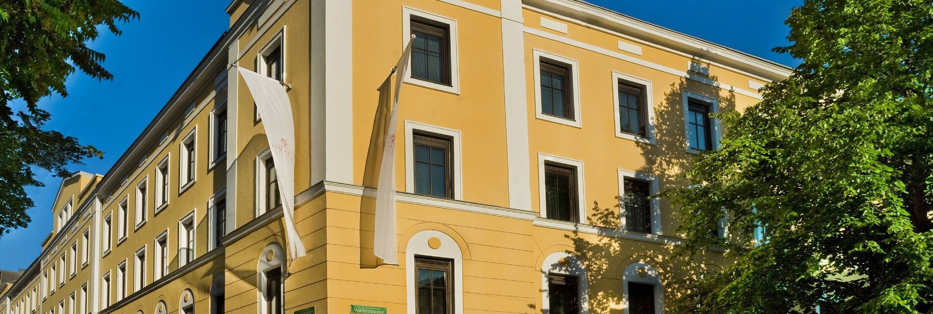 Hotelansicht mit Restaurant und Café im Erdgeschoss.