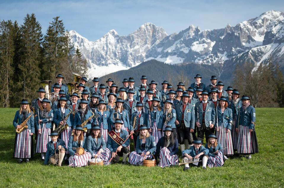 Blasmusik am Kirchplatz mit der Trachenmusikkapelle Ramsau am Dachstein - Impression #1 | © Bild.werk Fotografie