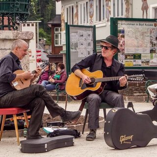 2 Musiker mit Gitarre