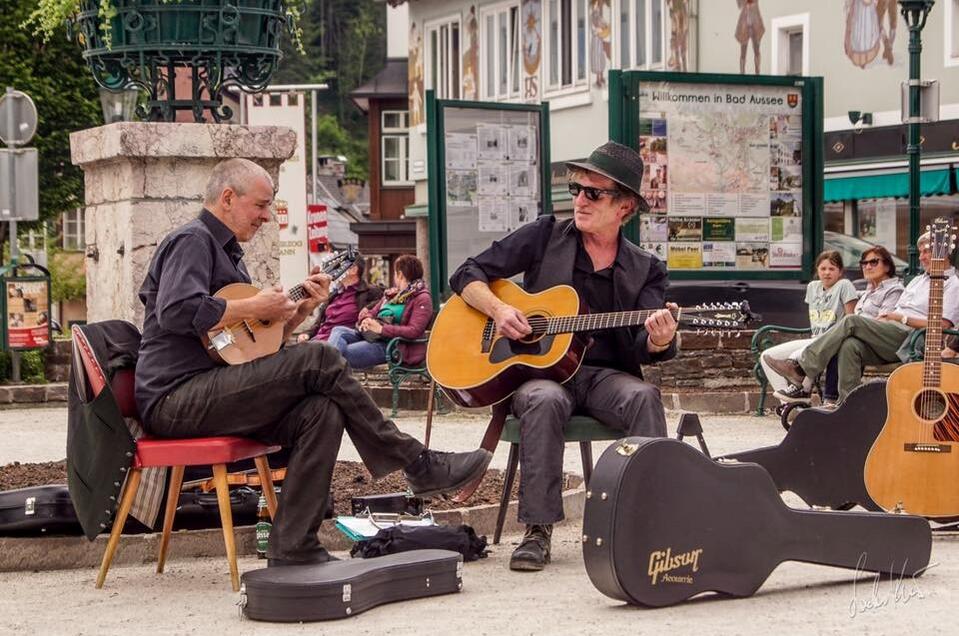 2 Musiker mit Gitarre