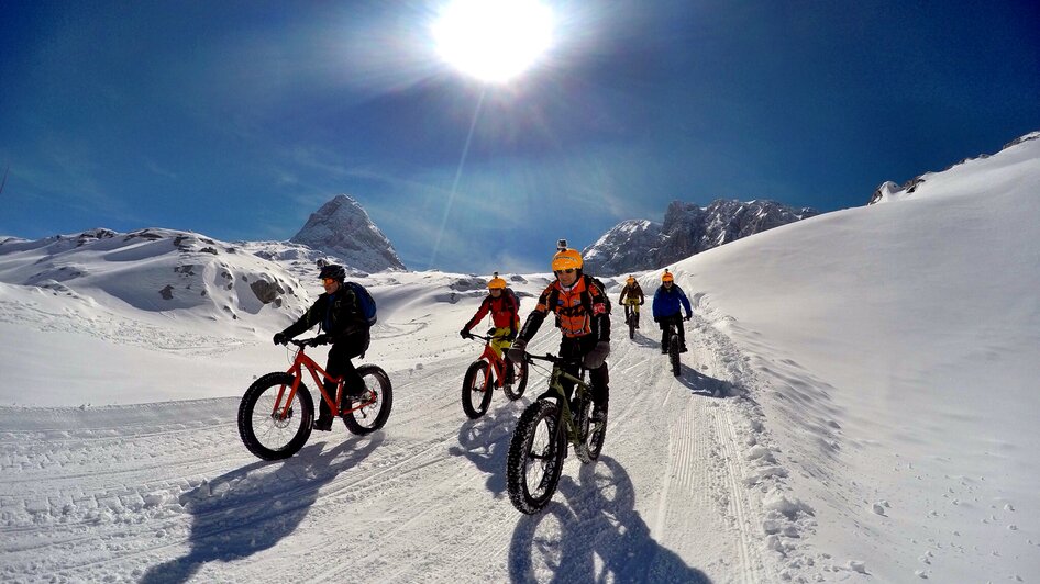 Gruppe Fatbiker am Gletscher. 