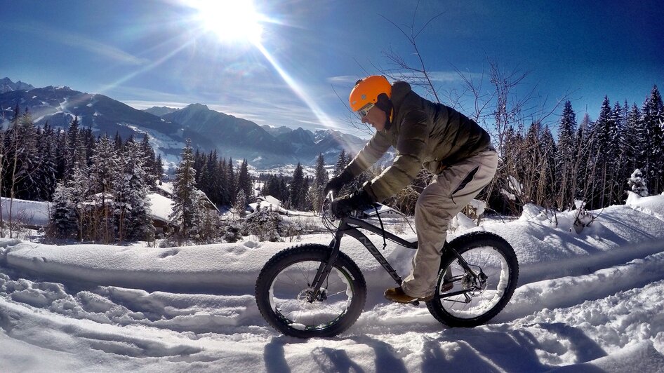 Fatbiker an einem sonnigen Tag.