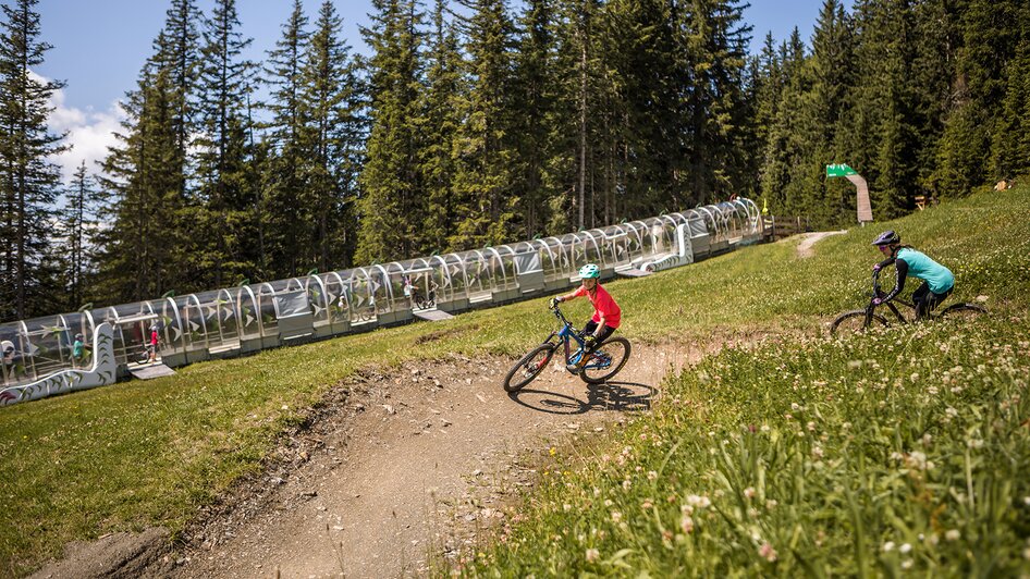 Junge Downhill Biker im Bikepark Planai