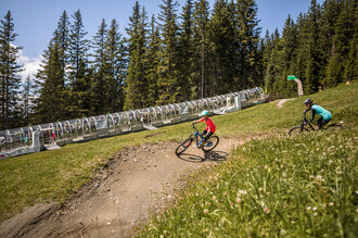Junge Downhill Biker im Bikepark Planai | © Roland Haschka