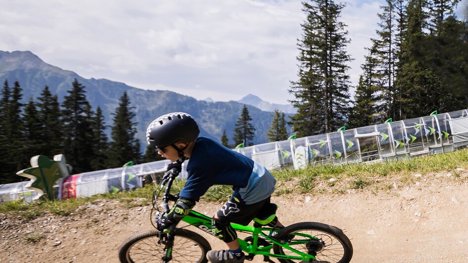 Kind fährt mit seinem Rad durch den Bikepark Schladming
