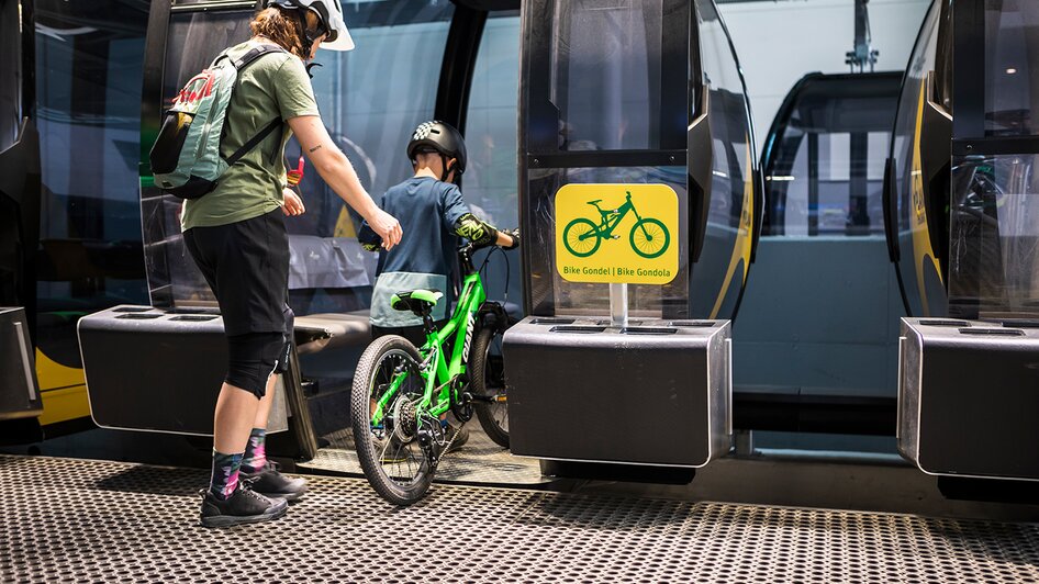 Planai-Hauptbahn Einstieg mit Fahrrad 