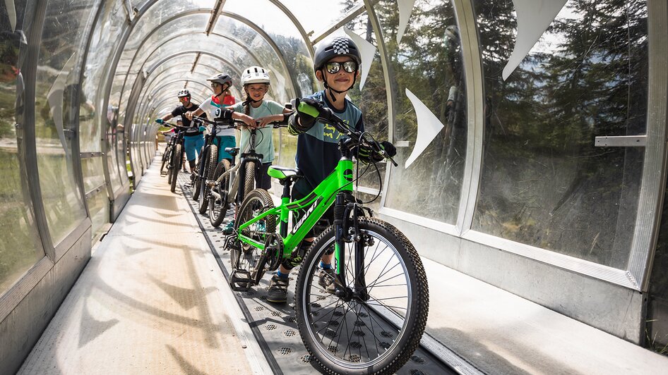 der Zauberteppich bringt Radfahrer in der Bike Arena schnell wieder zum Start