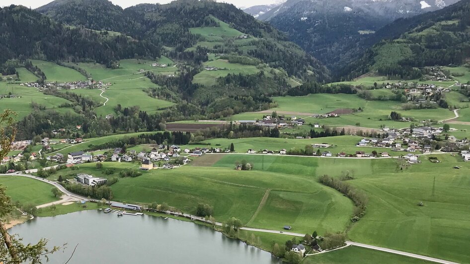 Blick auf Aigen mit dem Putterersee