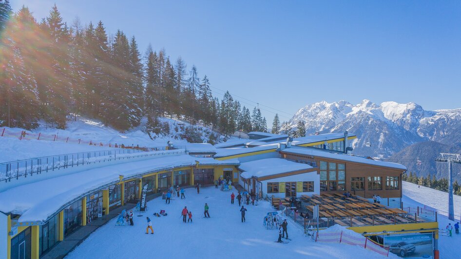 Platzhirsch mit Bergstation Seilbahn
