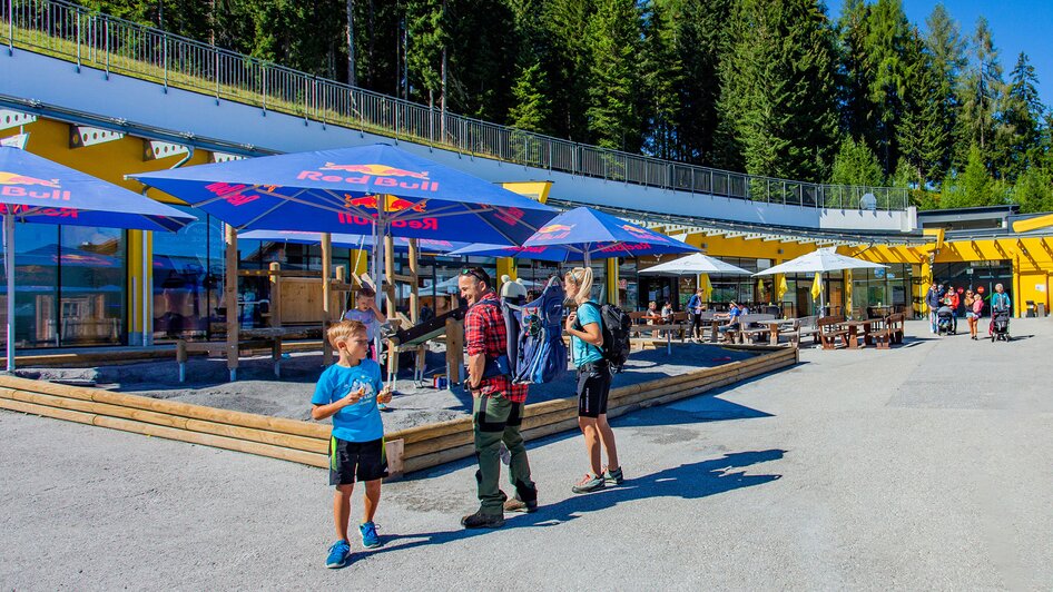 Platzhirsch - Terrasse im Sommer