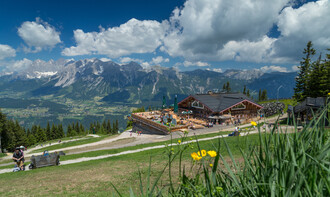 Die Schafalm im Sommer umgeben von vielen Menschen | © Harald Steiner