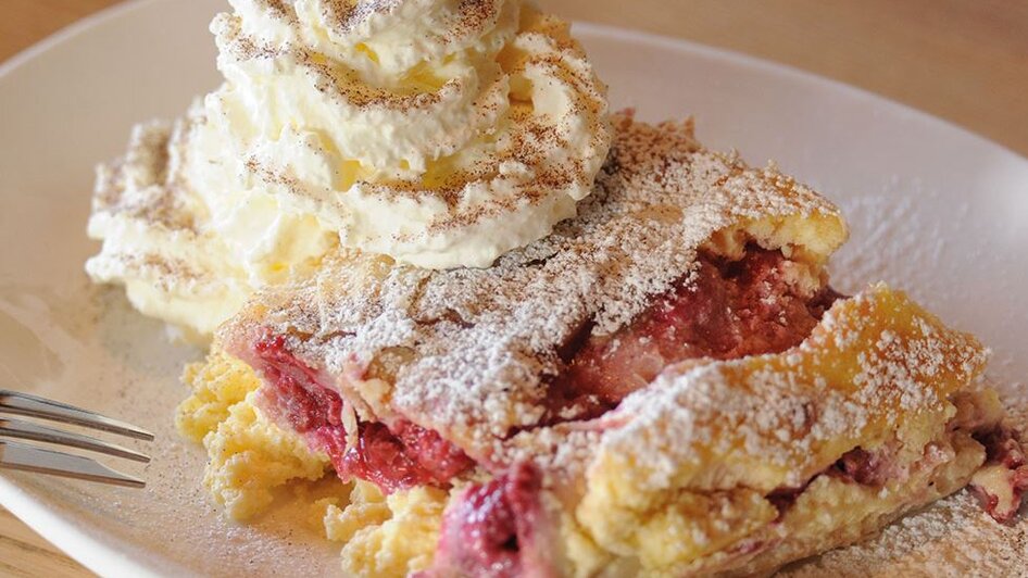 Topfen-Himbeer Strudel serviert auf einem Teller | © Weitmoosalm